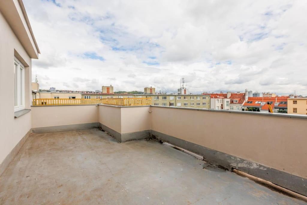 1 Bedroom Apartment With Terrace And Free Parking Near Metro Prague Luaran gambar