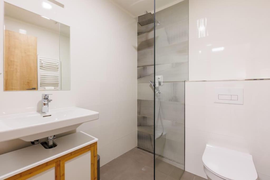 1 Bedroom Apartment With Terrace And Free Parking Near Metro Prague Luaran gambar
