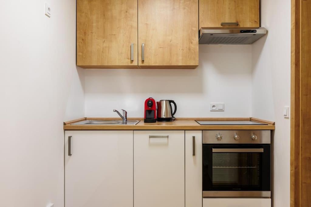 1 Bedroom Apartment With Terrace And Free Parking Near Metro Prague Luaran gambar